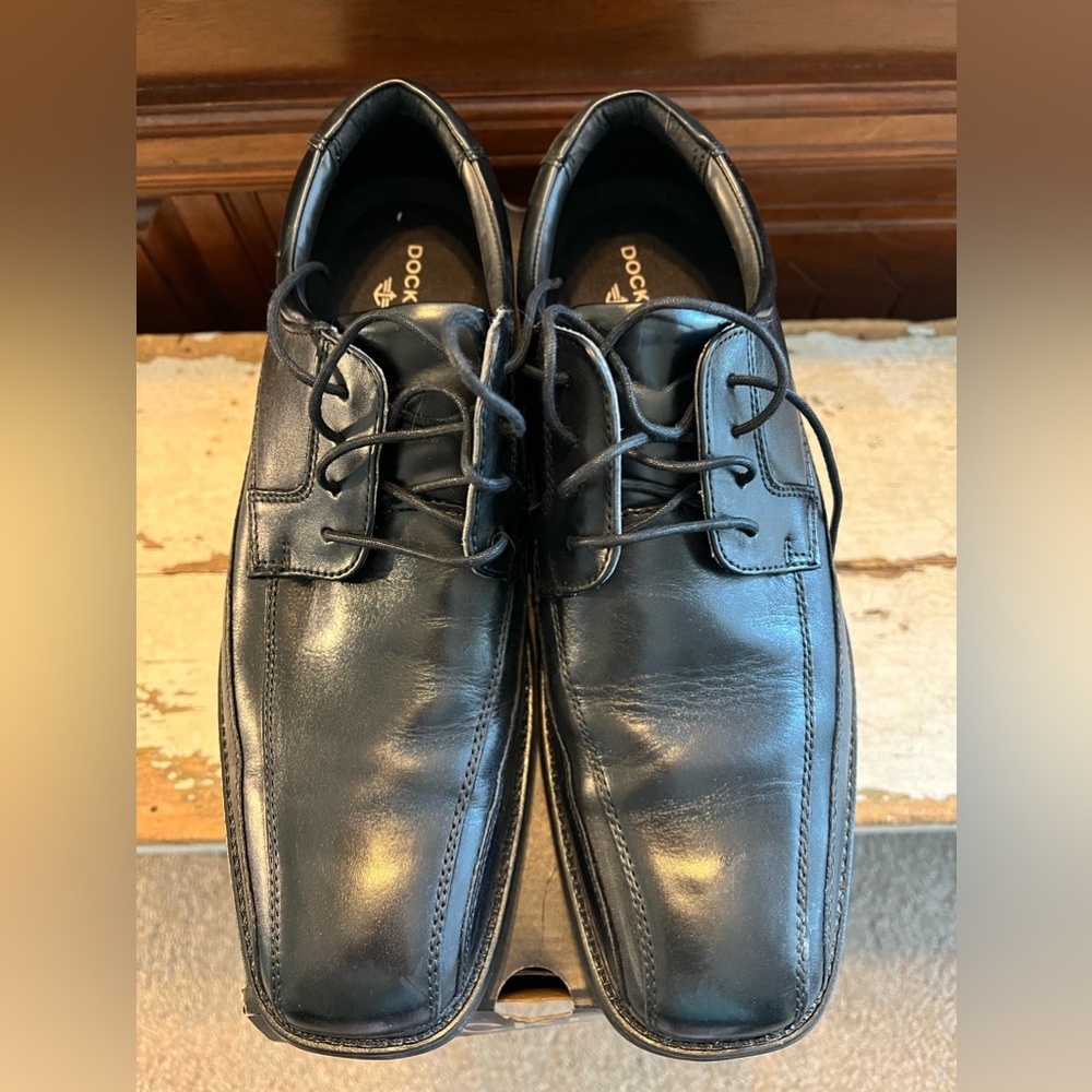 Men’s Dockers Black dress shoes size 9 1/2 M Like new condition.